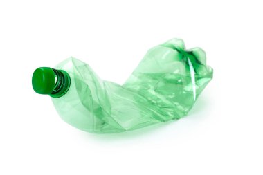 Beyaz arka planda yeşil plastik şişe kullanılmış. kırpma yolu ile