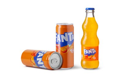 Chisinau, MOLDOVA - 20 Ağustos 2024: Fanta orijinal portakallı soda içeceği cam şişe ve alüminyum kutu beyaz arka planda izole edildi. kırpma yolu ile