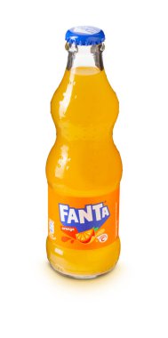 Chisinau, MOLDOVA - 20 Ağustos 2024: Fanta beyaz arka planda izole edilmiş cam şişe içinde orijinal portakallı soda içeceği. kırpma yolu ile