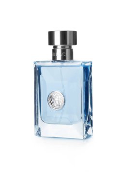 CHISINAU, MOLDOVA - 12 Eylül 2024: Beyaz arka planda izole edilmiş erkekler için bir şişe Versace Pour Homme parfümü. Kırpma Yolu ile