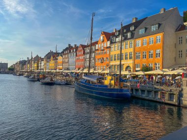 Nyhavn Kanalı, Kopenhag, Danimarka. 17. yüzyıl Nyhavn Kanalı Kopenhag, Danimarka 'daki parlak renkli 17. ve 18. yüzyıl konak evleri, barlar, kafeler ve restoranlarla dolu..
