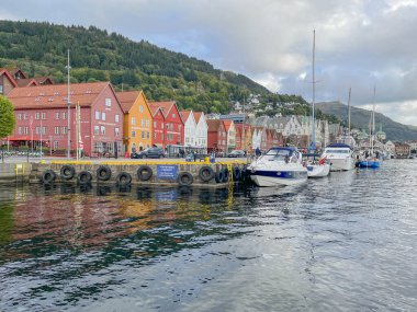 Norveç 'in Bergen limanı, ahşap rıhtımla çok sayıda tekne ve yatın huzurlu manzarasına sahiptir. Birçok eski ahşap renkli bina 18. ve 19. yüzyıllara kadar uzanır. Şehir uzak yeşil tepelerin doğal güzellikleri ile çevrilidir.. 