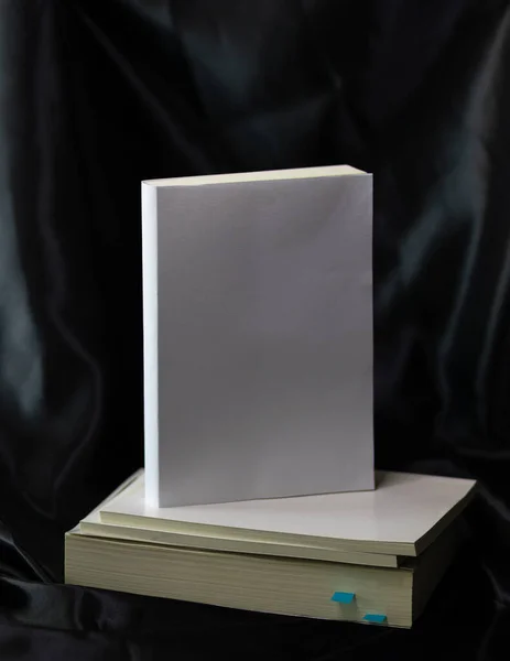 Karton Kapaklı Kitabın Boş Kapağı Kapak Modeli Için Üstteki Karamsar — Stok fotoğraf