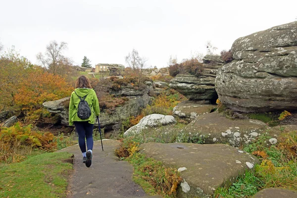 在深秋捕捉成熟 健康的远足者 享受令人敬畏的周围环境 白垩纪岩石是一种理想的观光胜地 图库照片