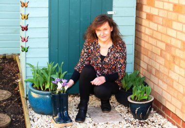 Esrar bitkileri her zaman daha çekici görünür. Çağdaş renklerle yeni boyanmış bir bahçe kulübesinin önüne koyulduğunda..