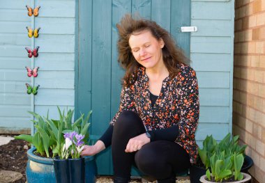 Esrar bitkileri her zaman daha çekici görünür. Çağdaş renklerle yeni boyanmış bir bahçe kulübesinin önüne koyulduğunda..