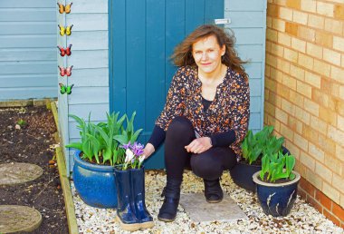 Esrar bitkileri her zaman daha çekici görünür. Çağdaş renklerle yeni boyanmış bir bahçe kulübesinin önüne koyulduğunda..