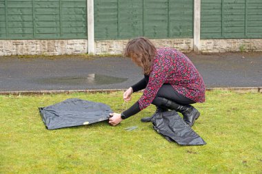 Kurtçuklar tarafından saldırıya uğrayan kel çimenleri ıslatmak onları yüzeye çıkmaya teşvik ediyor, boğulmaktan kaçınmak için. Etkilenen bölgenin üzerine siyah bir örtü yerleştirmek de onları gece olduğuna inandırıyor..