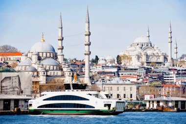 Yeni Cami ve Süleyman Camii, Haliç, İstanbul, Türkiye, 14 Nisan 2023 Cuma günü.