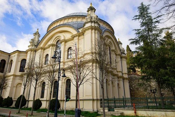 Küçük Mecidye Camii 1265-1848 yılları arasında Sultan Abdulmecid tarafından inşa edilmiştir..