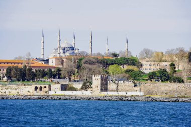 İstanbul 'daki Boğaz' dan alınan Mavi Cami... jpg (sağda).
