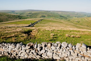 Yorkshire Dales 'de çevresindeki vadileri ve vadileri harika gören pek çok yüksek yol ve geçit var. Ama belki de en bilineni Buttertubs Geçidi' dir.. 