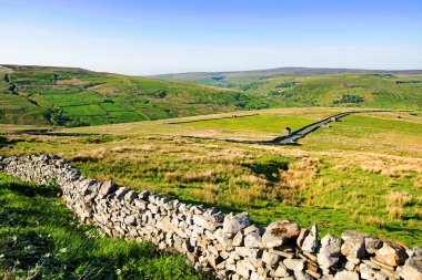 Yorkshire Dales 'de çevresindeki vadileri ve vadileri harika gören pek çok yüksek yol ve geçit var. Ama belki de en bilineni Buttertubs Geçidi' dir.. 