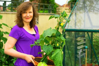 Kendi yiyeceğinizi ve bitkilerinizi yetiştirmek sağlıklı, maliyetli ve besleyicidir. Fiziksel ve zihinsel refah faydaları kendi adına konuşur..