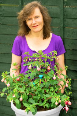 Şubatta kök salmış olan Fuchsia kesimlerinin uzunluğu, dört ay içinde inanılmaz boyutlarda bitkiler üretebilir..