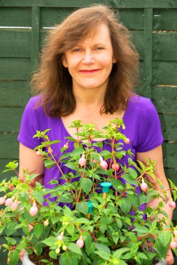 Şubatta kök salmış olan Fuchsia kesimlerinin uzunluğu, dört ay içinde inanılmaz boyutlarda bitkiler üretebilir..