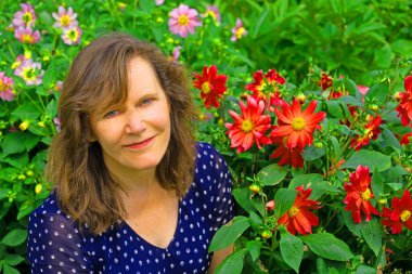 Dahlia 'lar gülümseyen ve çekici bir esmerin doğal güzelliğini tamamlar..