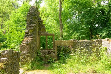 Bateman 'ın Evi, Lathkill Doğa Koruma Alanı, Bakewell, Derbyshire, 1 Temmuz 2023 Cumartesi.