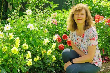 Dahlia 'lar gülümseyen ve çekici bir esmerin doğal güzelliğini tamamlar..