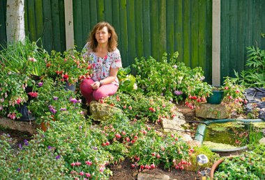 Dancing Flame gibi gerideki fuşyalar, katmanlı ve eğimli kaya tabakaları için mükemmel akış ve renkli ilgi noktaları sağlar..