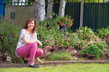 Dancing Flame gibi gerideki fuşyalar, katmanlı ve eğimli kaya tabakaları için mükemmel akış ve renkli ilgi noktaları sağlar..