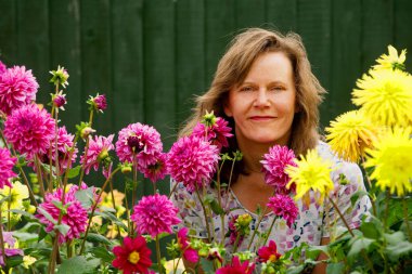 Dahlia 'lar gülümseyen ve çekici bir esmerin doğal güzelliğini tamamlar..