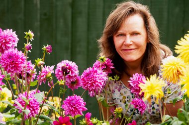 Dahlia 'lar gülümseyen ve çekici bir esmerin doğal güzelliğini tamamlar..