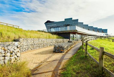 Bu muhteşem 2018 salonu yıl boyunca açıktır. Yerel alan sergileri, bir sanat alanı, bir kafe, umumi tuvaletler ve kafe olmak üzere ulaşılabilir bir deniz gözlemevi inşa edildi..