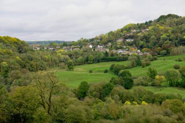 Matlock Bath 'ın genellikle yüksek zemin üzerindeki yürüyüş güzergahlarının arkasına gizlenmiş çok güzel manzaraları var..