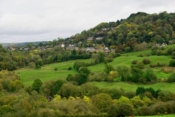 Matlock Bath 'ın genellikle yüksek zemin üzerindeki yürüyüş güzergahlarının arkasına gizlenmiş çok güzel manzaraları var..