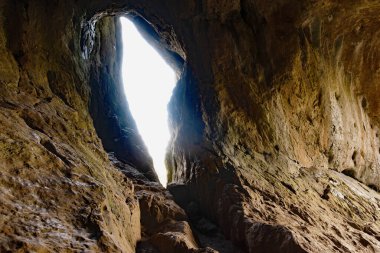Wetton, Thor 'un Mağarası' na yapılan popüler iniş de dahil olmak üzere muhteşem manzaralı çayırlar, tarlalar, dikenler ve yürüyüşler sunuyor..