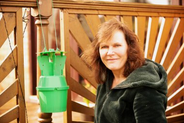 Yetişkin erkek bahçe tırtıl böcekleri, feromon çekici bir yem vasıtasıyla saman böceği kapanına çekilir. Bahçıvanları daha mutlu ediyorlar, çimlerini koruyabiliyorlar..