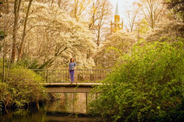 Tiergarten Parkı Berlin 'in popüler mevkiidir ve 210 hektar büyüklüğündedir. Etkileyici heykeller, heykeller ve süs köprüleriyle dolu..