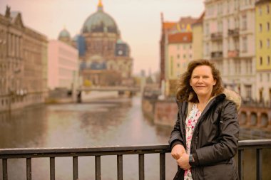 Berlin 'de, Müze Adası' nın önünde olgun ve çekici bir esmer kadını yakalamak..