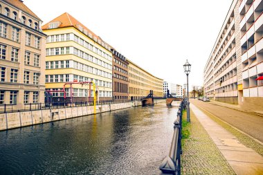 Güneş ışığında kanal geçidi, Spittelmarkt, Berlin, Doğu Almanya, 29 Mart Cuma, 2024.