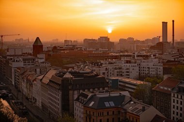 Spittelmarkt, Berlin, Doğu Almanya 'daki ufuk çizgisi ilkbaharda harika bir gün doğumu sağlar..