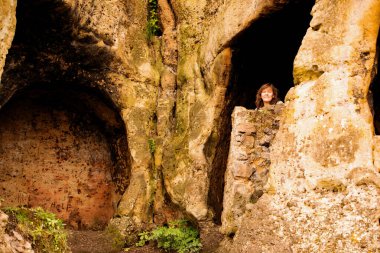 Anchor Kilisesi mağaraları, Derbyshire, Ingleby köyüne yakın Keuper Sandstone 'da bir dizi mağara..