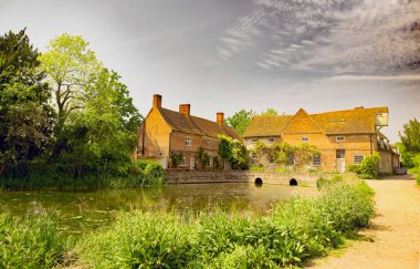 Flatford Mills, Stour Nehri, Flatford Mills, Essex 'in yanında 11 Mayıs 2024 Cumartesi günü gerçekleşen bir sükunet abidesidir..