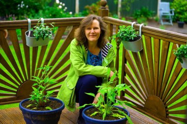 Çekici ve mutlu bir esmer, mayıs ayı sonunda olgunlaşan ekinezya çeşitlerini sergiliyor..