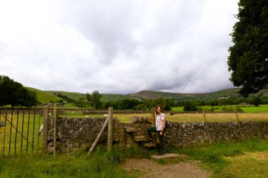 Hope 'dan Castleford' a uzanan halk yolu, yabani çayırlarda, nehir kollarında, tarım arazilerinde harika bir yürüyüş sağlar ve Tehlike Şatosu 'nun mükemmel manzarasını sağlar..