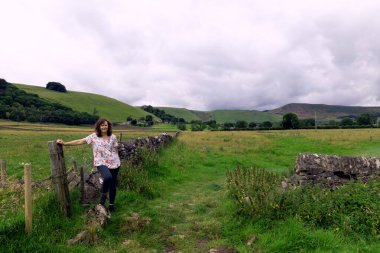 Hope 'dan Castleford' a uzanan halk yolu, yabani çayırlarda, nehir kollarında, tarım arazilerinde harika bir yürüyüş sağlar ve Tehlike Şatosu 'nun mükemmel manzarasını sağlar..