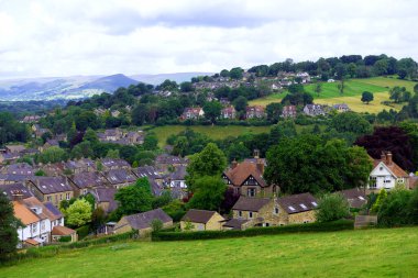 Derbyshire 'ın Peak District bölgesindeki Hathersage' a giden ana yol kırsal ütopik ahlak ve düz taş binaların muhteşem panoramik görüntülerini sunuyor..