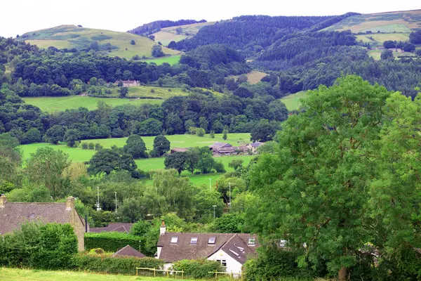 Derbyshire 'ın Peak District bölgesindeki Hathersage' a giden ana yol kırsal ütopik ahlak ve düz taş binaların muhteşem panoramik görüntülerini sunuyor..