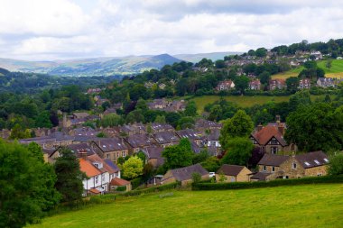 Derbyshire 'ın Peak District bölgesindeki Hathersage' a giden ana yol kırsal ütopik ahlak ve düz taş binaların muhteşem panoramik görüntülerini sunuyor..