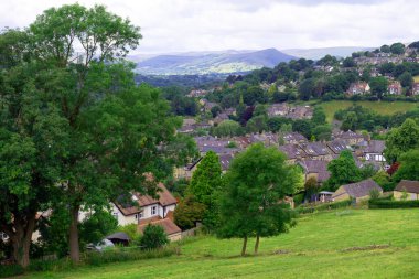 Derbyshire 'ın Peak District bölgesindeki Hathersage' a giden ana yol kırsal ütopik ahlak ve düz taş binaların muhteşem panoramik görüntülerini sunuyor..