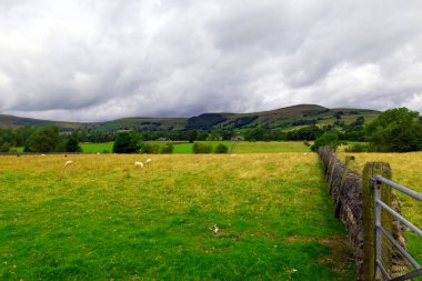 Hope 'dan Castleford' a uzanan halk yolu, yabani çayırlarda, nehir kollarında, tarım arazilerinde harika bir yürüyüş sağlar ve Peveril Kalesi 'nin mükemmel manzarasını sağlar..