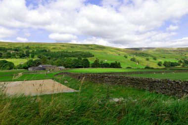Butter Tubs 'tan Thwaites, Mukar ve Reeth' e uzanan yol huzurlu, huzurlu ve pastoral manzaralarla dolu..