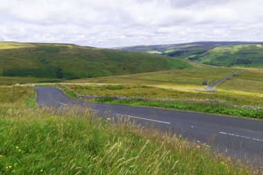 Butter Tubs 'tan Thwaites, Mukar ve Reeth' e uzanan yol huzurlu, huzurlu ve pastoral manzaralarla dolu..
