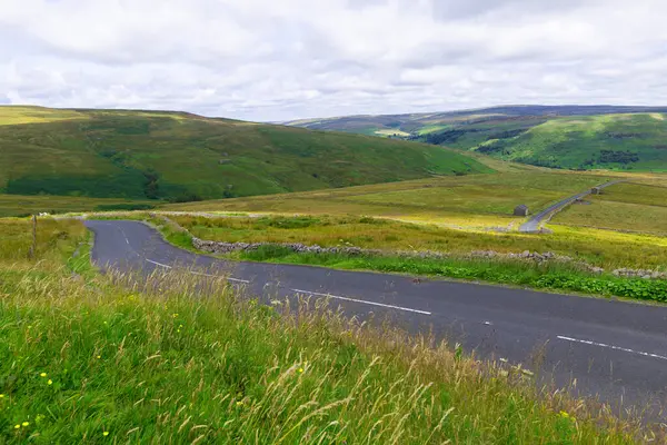 Butter Tubs 'tan Thwaites, Mukar ve Reeth' e uzanan yol huzurlu, huzurlu ve pastoral manzaralarla dolu..