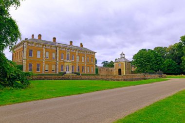 Beningbrough Malikanesi 'nin ön cephesi etkileyici ve iyi korunuyor. Beningbrough, York, Kuzey Yorkshire, İngiltere' de. Pazartesi, 5 Ağustos, 2024..